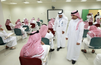 وكيل جامعة سلمان يتفقد اختبارات المتقدمين لوظائف بند الأجور والمستخدمين