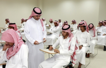وكيل جامعة سلمان يتفقد اختبارات المتقدمين لوظائف بند الأجور والمستخدمين