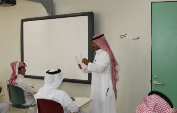 وكيل جامعة سلمان يتفقد اختبارات المتقدمين لوظائف بند الأجور والمستخدمين