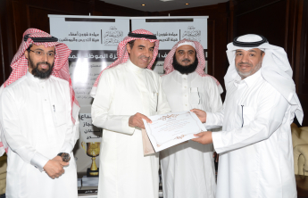 مدير الجامعة يدشن خدمة&quot; نحن في خدمتكم &quot; ويكرم الموظف المتميز