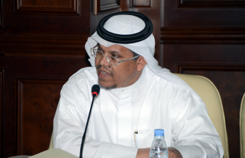 مدير الجامعة يدشن خدمة&quot; نحن في خدمتكم &quot; ويكرم الموظف المتميز