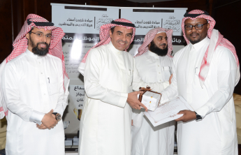 مدير الجامعة يدشن خدمة&quot; نحن في خدمتكم &quot; ويكرم الموظف المتميز